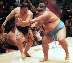 Musashimaru wins in Kyushu sumo